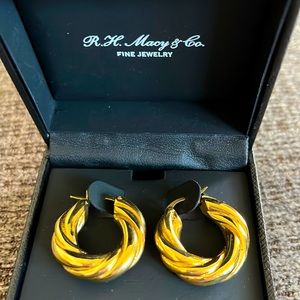 Gold filled hoops (New never worn) the back is exactly like the front. 😄
